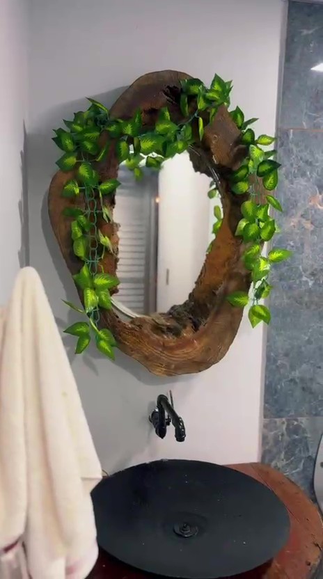 Lavabo com espelho em tronco de madeira