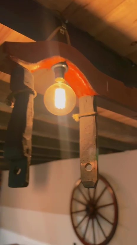 Luminária rústica em canga de boi