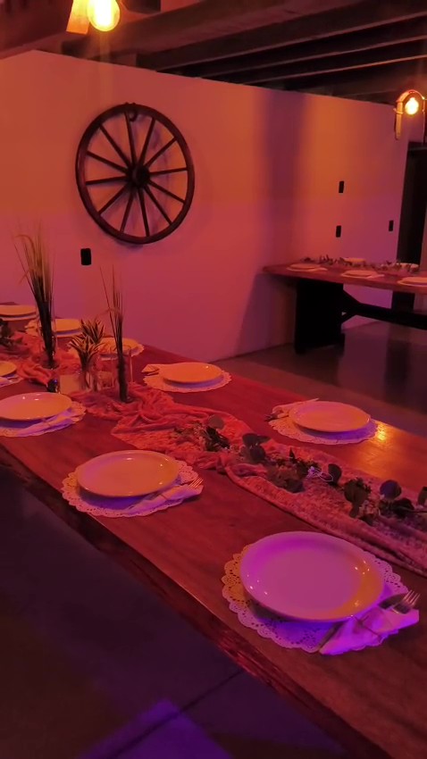 Mesa de madeira posta para casamento e eventos