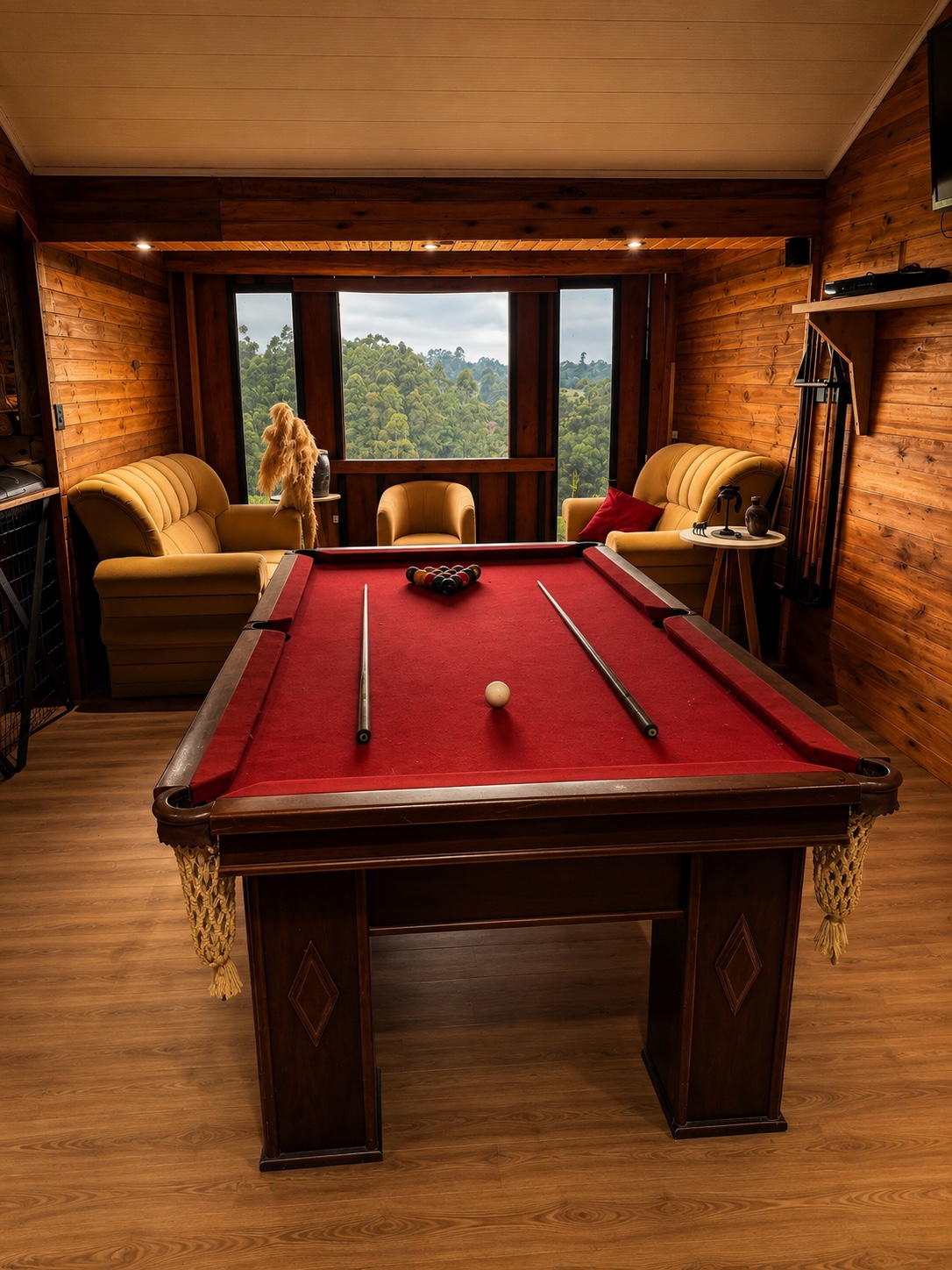 Mezanino com mesa de sinuca e poltronas