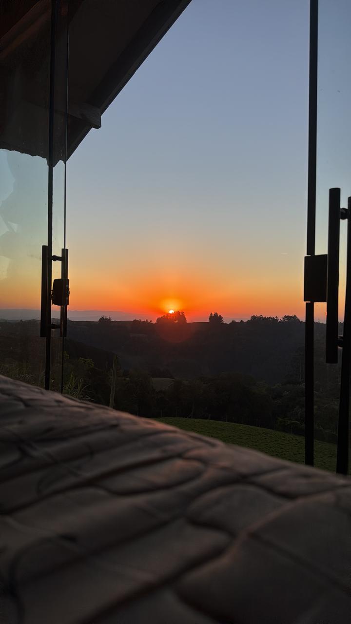 Vista do pôr do sol nas montanhas